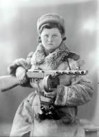   Czerwonoarmistka z pepeszą. 1944 rok, Red Army soldier with Russian automatic pistol, 1944