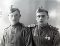  Dwóch czerwonoarmistów ; Two soldiers of the Red Army<br />Dofinansowano ze srodków Ministerstwa Kultury i Dziedzictwa Narodowego i Starostwa Powiatowego w Bialymstoku.<br />