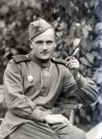  Czerwonoarmista z papierosem ; The Red Army soldier with a cigarette<br />Dofinansowano ze srodków Ministerstwa Kultury i Dziedzictwa Narodowego i Starostwa Powiatowego w Bialymstoku.<br />