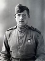  Czerwonoarmista z medalem bojowym ; The Red Army soldier with a medal<br />Dofinansowano ze srodków Ministerstwa Kultury i Dziedzictwa Narodowego i Starostwa Powiatowego w Bialymstoku.<br />