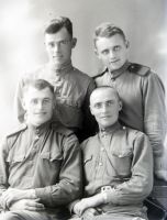  Czerwonoarmiści z zegarkami ; The Red Army soldiers with watches<br />Dofinansowano ze srodków Ministerstwa Kultury i Dziedzictwa Narodowego i Starostwa Powiatowego w Bialymstoku.<br />