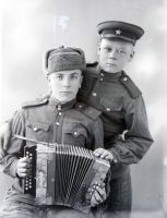  Czerwonoarmiści z akordeonem ; The soldiers of The Red Army with accordion<br />Dofinansowano ze srodków Ministerstwa Kultury i Dziedzictwa Narodowego i Starostwa Powiatowego w Bialymstoku.<br />