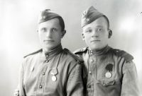  Czerwonoarmiści odznaczeni ; The honoured Red Army soldiers<br />Dofinansowano ze srodków Ministerstwa Kultury i Dziedzictwa Narodowego i Starostwa Powiatowego w Bialymstoku.<br />