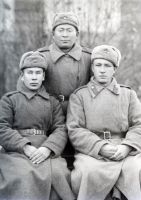  Trzech piechurów Armii Czerwonej ; Three infantrymen of The Red Army<br />Dofinansowano ze srodków Ministerstwa Kultury i Dziedzictwa Narodowego i Starostwa Powiatowego w Bialymstoku.<br />