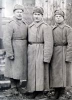  Trzech piechurów Armii Czerwonej ; Three infantrymen of The Red Army<br />Dofinansowano ze srodków Ministerstwa Kultury i Dziedzictwa Narodowego i Starostwa Powiatowego w Bialymstoku.<br />