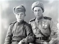   Ramię w ramię - szeregowiec i oficer ; A private soldier with a  officer standing side by side<br />Dofinansowano ze srodków Ministerstwa Kultury i Dziedzictwa Narodowego i Starostwa Powiatowego w Bialymstoku.<br />