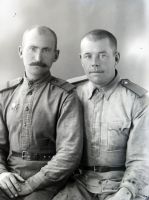  Ramię w ramię - szeregowiec i podoficer ; A private soldier with a non-commissioned officer standing side by side<br />Dofinansowano ze srodków Ministerstwa Kultury i Dziedzictwa Narodowego i Starostwa Powiatowego w Bialymstoku.<br />