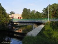 <p>Most drogowy nad rzeką Żejmiana w Podbrodziu. Zbudowany po II wojnie światowej, wyremontowany w 2013 roku. Obecnie jest tutaj ulica Wileńska. Alicja Mażutowa, Karolina Franckiewicz z Podbrodzia, 2014-06.</p>
