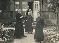 <p>Księża w Łapach ; The priests in Lapy</p>
