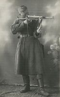 <p>Żołnierz z automatem ; A soldier with a rifle</p>
