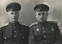 <p>Dwółch oficerów Armii Czerwonej ; Two officers of The Red Army</p>
