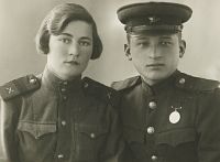 <p>Żołnierka i żołnierz Armii Czerwonej ; Two soldiers of The Red Army</p>
