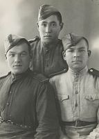<p>Żołnierze w furażerkach ; The soldiers dressed in the field-caps</p>
