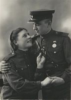 <p>Zakochani czerwonoarmiści? ; Probably The Red Army soldiers in love</p>
