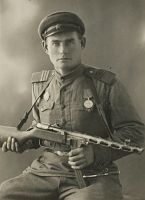 <p>Podoficer Armii Czerwonej z karabinem ; The Red Army non-commissioned<br />
officer with the rifle</p>

