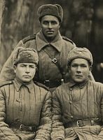 <p>Trzech piechurów ; Three infantryman</p>
