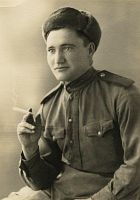 <p>Szeregowiec z papierosem ; A private soldier with a cigarette</p>
