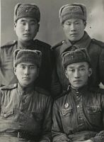 <p>Czterech żołnierzy - typy azjatyckie ; Four soldiers - probably Asian</p>
