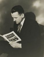 <p>Pan Władysław czyta Wiadomości fotograficzne ; Sir Wladyslaw reading the photography news</p>
