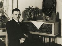 <p>Przy radiu własnej konstrukcji ; By the handmade radio</p>
