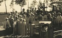 <p>Dzieci przy grobie Januszka ; The children at the grave of Januszek</p>
