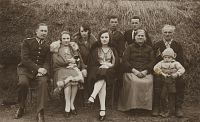 <p>Rodzina Piotrowskich ; The Piotrowski family</p>
