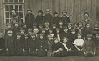 <p>Uczniowie szkoły powszechnej ; The pupils of the primary school</p>
