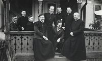 <p>Grupa księźy przed plebanią ; A group of priests in front of the presbytery</p>

