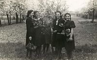<p>Pięć dziewczyn w ogrodzie ; Five girls in the garden</p>
