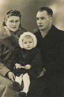 <p>Dziewczynka z rodzicami ; A little girl with her parents</p>
