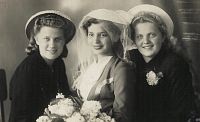 <p>Trzy damy - pamiątka ślubu ; Three ladies - a memento photograph of  the wedding</p>

