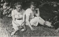 <p>Dwie dziewczyny siedzą na trawie ; Two girls sitting on the grass</p>
