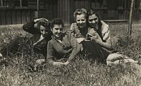 <p>Cztery dziewczyny siedzą na trawie ; Four girls sitting on the lawn</p>
