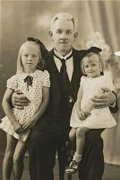 <p>Mężczyzna i dwie dziewczynki ; A man with two little girls</p>
