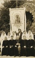 <p>Księża i tercjarki ; The priests and the devotees</p>
