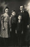 <p>Rodzina nauczyciela z Łap ; The teacher's family from Łapy</p>
