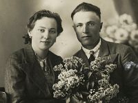 <p>Małżeństwo z bukietem bzu ; A married couple with a bunch of lilac</p>
