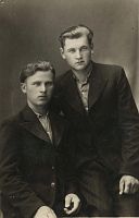 <p>Dwóch kawalerów ; Two young men</p>
