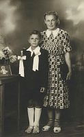 <p>Syn z matką - Pamiątka I Komunii ; A son and her mother - A memento  photograph of First Holy Communion</p>
