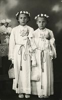 <p>Pamiątka I Komunii - dwie dziewczyny ; A memento photograph of First  Holy Communion - two girls</p>
