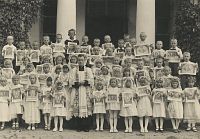 <p> Komunia w Uhowie ; A memento photograph of First Holy Communion in Uhowo</p>

