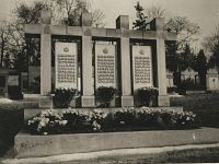 <p>Nagrobki na cmentarzu Janowskim we Lwowie ; The gravestones at Janowski cemetery in Lvov</p>
