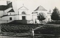 <p> Widok kościoła parafialnego w Łapach ; A view of the church from Łapy</p>
