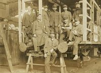 <p>Brygada stolarzy ; A group of carpenters</p>
