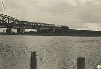 <p>Most kolejowy na Narwi k/Uhowa ; A railway bridge over the Narew near<br />
Uhowo</p>
