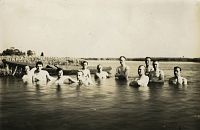 <p>Kąpiel w Narwii ; Swimming in the Narew</p>
