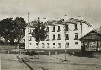 <p>Niemiecki budynek mieszkalny w Łapach ; A German building in Łapy</p>
