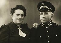 <p>Niemiecki kolejarz z żoną ; A German railwayman with his wife</p>
