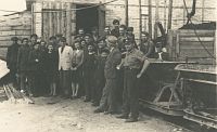 <p>Brygada robotników w niemieckiej firmie w Łapach ; A worker brigade in<br />
the German company in Łapy</p>
