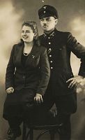 <p>Niemiecki kolejarz i kobieta ; A German railwayman and a woman</p>
